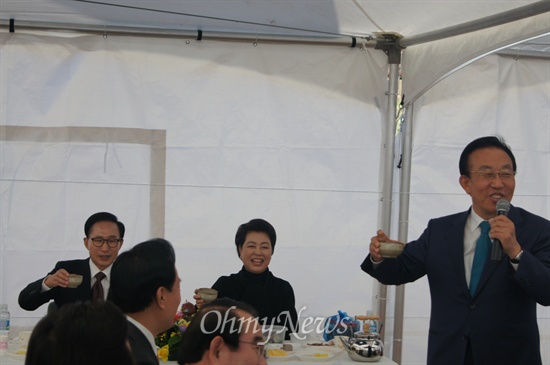 이명박 전 대통령이 13일 오후 고향인 포항시 덕실마을을 방문해 주차장에 마련된 천막 안 식사자리에서 김관용 경북도지사가 건배 제의를 하고 있다.