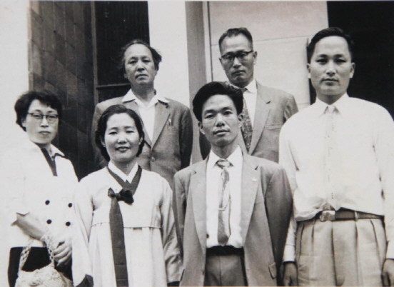 1958년 고암 이응로의 모습(뒷줄 왼쪽 첫 번째)