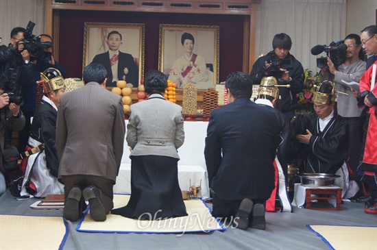 박근령 평화통일연구원 명예이사장이 박정희 전 대통령 추모관에서 열린 숭모제례에 참석해 절을 올리고 있다.