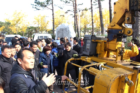  3.15정신계승시민단체연대회의, 전국철도노조 부산지방본부, 민주노총 경남본부가 14일 오전 마산역 광장에 세워진 이은상의 '가고파 시비' 옆에 "시인의 친독재가"라는 안내판을 세우려고 하자 마산역 관계자들이 나와 막으면서 실랑이가 벌어지고 있다.