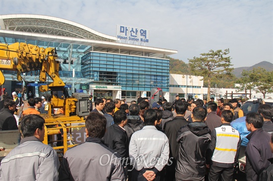  3.15정신계승시민단체연대회의, 전국철도노조 부산지방본부, 민주노총 경남본부가 14일 오전 마산역 광장에 세워진 이은상의 '가고파 시비' 옆에 "시인의 친독재가"라는 안내판을 세우려고 하자 마산역 관계자들이 나와 막으면서 실랑이가 벌어지고 있다.