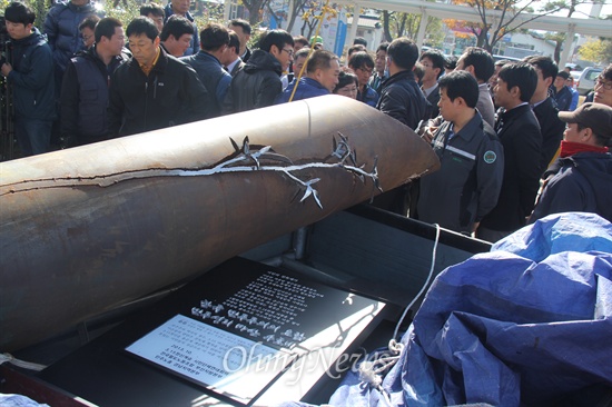  3.15정신계승시민단체연대회의, 전국철도노조 부산지방본부, 민주노총 경남본부가 14일 오전 마산역 광장에 세워진 이은상의 '가고파 시비' 옆에 "시인의 친독재가"라는 안내판을 세우려고 하자 마산역 관계자들이 나와 막으면서 실랑이가 벌어지고 있다.