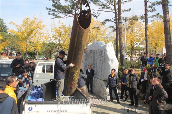  3.15정신계승시민단체연대회의, 전국철도노조 부산지방본부, 민주노총 경남본부가 14일 오전 마산역 광장에 세워진 이은상의 '가고파 시비' 옆에 "시인의 친독재가"라는 안내판을 세우려고 하자 마산역 관계자들이 나와 막으면서 실랑이가 벌어지고 있다.