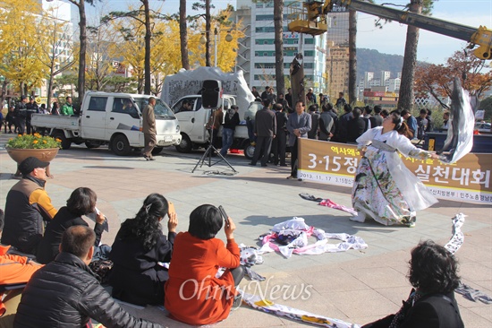  3.15정신계승시민단체연대회의, 전국철도노조 부산지방본부, 민주노총 경남본부가 14일 오전 마산역 광장에 세워진 이은상의 '가고파 시비' 옆에 "시인의 친독재가"라는 안내판을 세웠다. 사진은 '돌 진혼무' 모습.