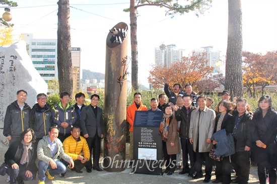  3.15정신계승시민단체연대회의, 전국철도노조 부산지방본부, 민주노총 경남본부가 14일 오전 마산역 광장에 세워진 이은상의 '가고파 시비' 옆에 "시인의 친독재가"라는 안내판을 세웠다.