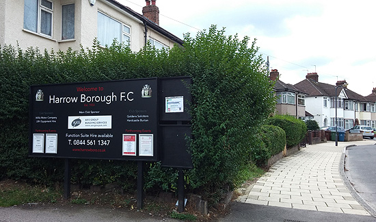 런던 북부의 한 동네에 있는 축구 클럽 전용 경기장. 이 풋볼 크럽은 1933년에 창단했다.