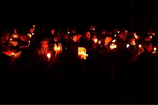촛불행진에 참여하고 있는 시민들.