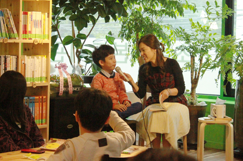 아들 김지훈군과 함께 책을 읽고있는 김지선씨의 모습