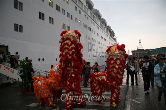 10월 21일 피스&그린보트의 입항을 축하하는 공연이 펼쳐지는 가운데 승선객들이 타이완 지룽항에 내리고 있다. 