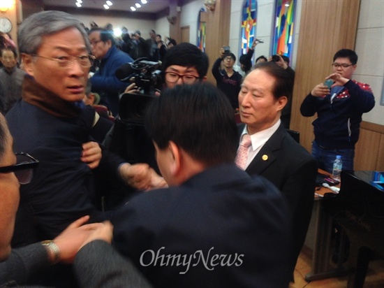 순복음교회 관계자 대여섯명이 ‘조용기 목사 일가 퇴진 촉구 기자회견’을 방해하면서 현장은 아수라장이 됐다.