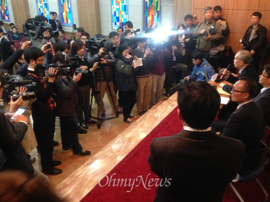 취재진들에게 둘러싸여 기자회견을 하고 있는 '교회바로세우기장로기도모임'의 모습.