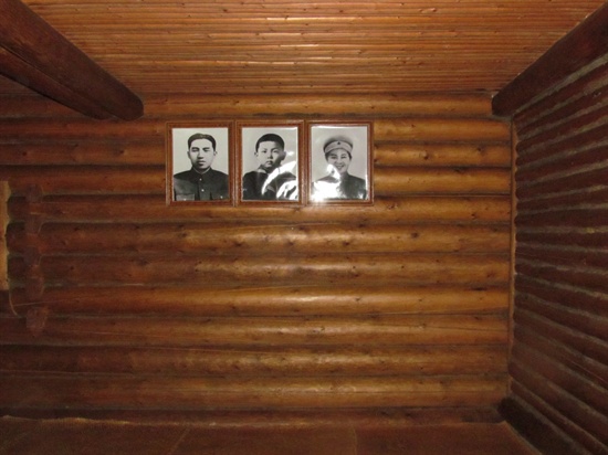 밀영 내부 모습. 김일성 주석(맨 왼쪽)과 김정일 위원장(가운데)의 어린 시절 사진이 걸려 있다.