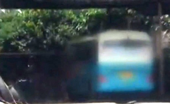 부산시가 마을버스에 대한 안점점검에 나서 위반사항 203건을 적발했다. 사진은 지난달 경찰이 적발한 마을버스 불법 개조 현장 장면.  

