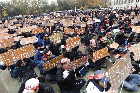 지난 14일 오후 2시 서울 시청광장에서 '레미콘 노동자 적정운송료 쟁취를 위한 동맹휴업 결의대회'가 열렸다.