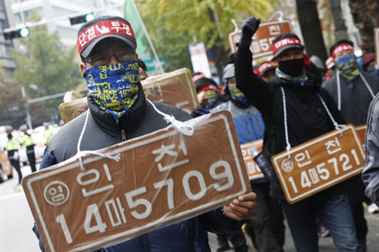 지난 14일 오후 2시 서울 시청광장에서 '레미콘 노동자 적정운송료 쟁취를 위한 동맹휴업 결의대회'가 열렸다.