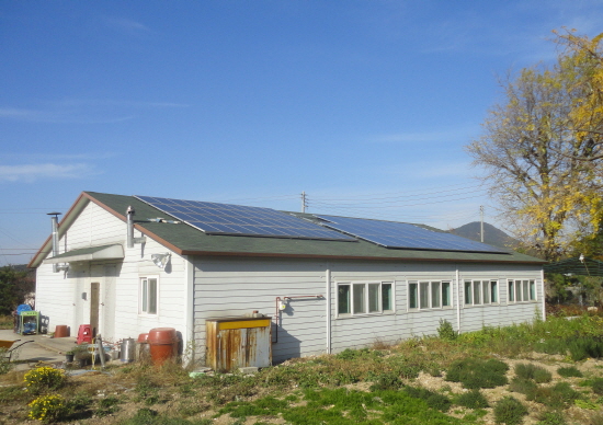 태양광 전기시설을 비롯해 태양열온수기와 지열에너지 시설등이 있다.