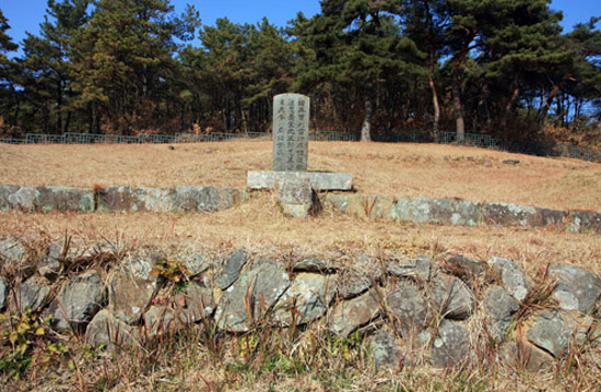 봉분이 없는 곽재우 장군의 묘소