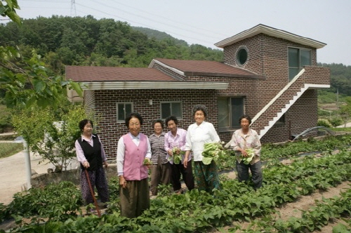  2007년부터 6년간 고독사 0명의 통계를 자랑하는 의령군은 전국 최초로 '독거노인 공동거주제'를 실시했다. 공동생활을 통해 서로 의지하며 안락한 노후를 보내는 의령군 독거노인들의 모습.