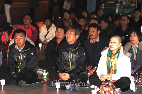 국가정보원 대선개입.정치개입 심판, 민주수호 경남비상시국회의'는 15일 저녁 창원 용호문화거리에서 촛불문화제를 열었다.