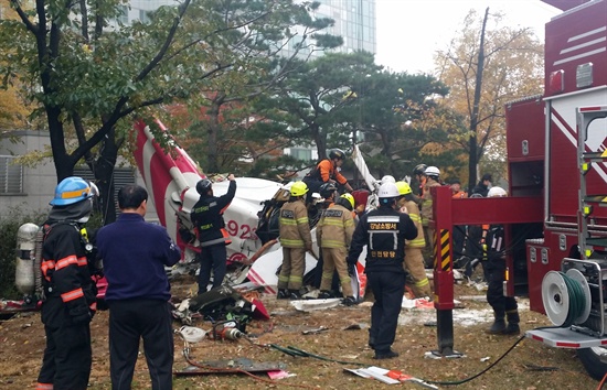 민간 헬기콥터가 충돌한 16일 오전 서울 삼성동 아이파크 아파트 현장에서 소방대원들이 추락한 헬기 잔해를 조사하고 있다.