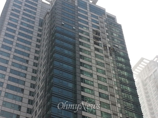 헬기와 충돌한 서울 삼성동 아이파크 아파트. 23~26층과 충돌한 뒤 헬기는 지상으로 추락했다.