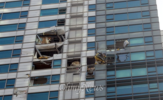 엘지전자 소속의 헬기가 충돌한 16일 오전 서울 강남구 아이파크 아파트 현장에 외벽과 창문이 부서져 있다.