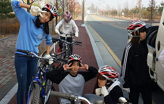제천영육아원 학생들이 모처럼 행복하고 즐거운 자전거하이킹을 만끽했다.
