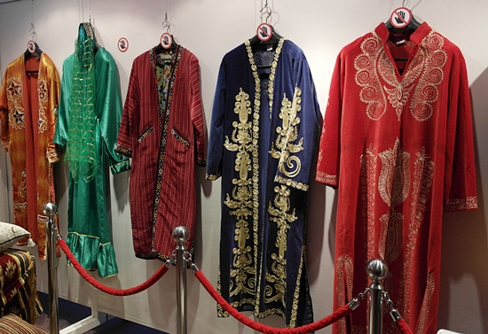 터키 전통의상 카프탄. 지역에 따라 결혼식장과 여러 행사 때 다양한 형태로 입는다고 한다. 중국 전통의상 치파오(旗袍)에서 느껴지는 화려함도 엿보인다.   
