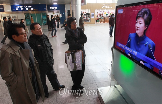 18일 오전 서울 중구 서울역 대합실에서 시민들이 TV 모니터를 통해 박근혜 대통령의 첫 국회 시정연설 생중계를 지켜보고 있다.
