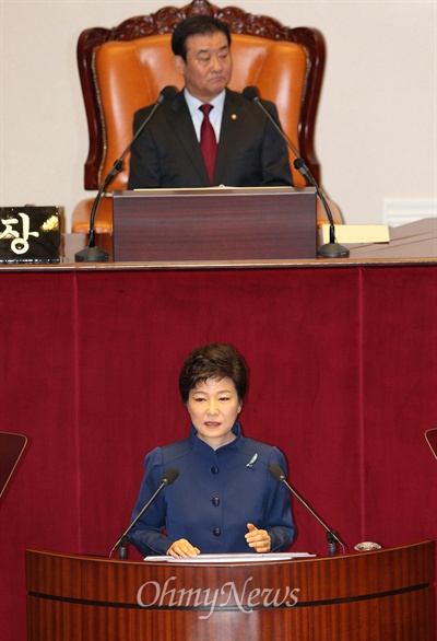 박근혜 대통령이 18일 오전 서울 여의도 국회의사당 본회의장에서 열린 제9차 본회의에서 취임 후 첫 예산안 시정연설을 하고 있다.