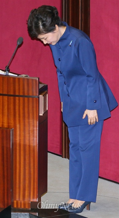 박근혜 대통령이 18일 오전 서울 여의도 국회 본회의장에서 2014년도 예산안에 대한 정부 시정연설을 마친뒤 인사하고 있다. 