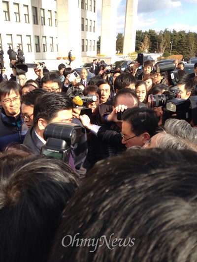 18일 오전 박근혜 대통령의 국회 시정연설이 끝난뒤, 국회 본청 정문 앞에서 민주당 의원들과 청와대 경호실 직원이 몸싸움을 벌이고 있다.