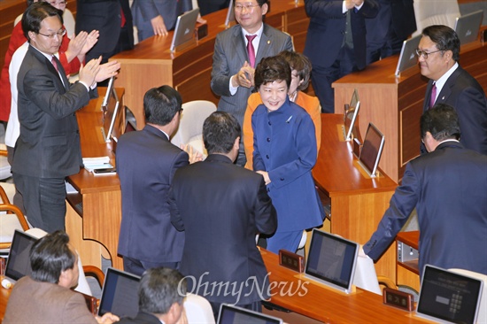 박근혜 대통령이 18일 오전 서울 여의도 국회 본회의장에서 2014년도 예산안에 대한 정부 시정연설을 마치자 새누리당 의원들이 기립해 박수를 친 반면 민주당 의원들은 그대로 자리에 앉아 있다. 
