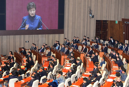 박근혜 대통령이 18일 오전 국회 본회의장에서 2014년도 예산안에 대한 정부 시정연설을 하고 있다.