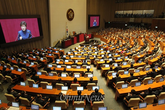 2013년 11월 18일 박근혜 대통령이 시정 연설을 하는 국회 본회의장 모습. 