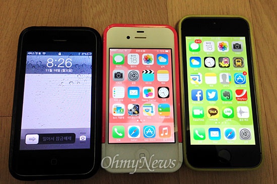 역대 아이폰 완성작으로 불리는 'S시리즈'. 왼쪽부터 2009년 국내에 처음 들어온 아이폰3Gs, 2011년 스티브 잡스 사망 시점에 나온 아이폰4s, 지난달 출시된 아이폰5s
