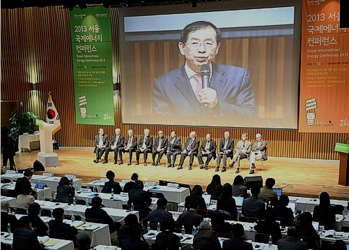 2013 서울국제에너지컨퍼런스 기자회견에서 질문에 답하고 있는 박원순 시장 ⓒ신정아 