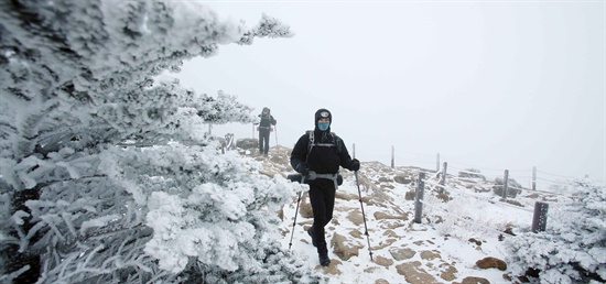  18일 오전 지리산 제석봉 눈 세상.