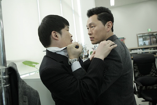 10월 30일 개봉한 영화 <응징자>의 한 장면. 창식 역으로 분한 양동근이 직장 상사의 멱살을 잡고 있다.