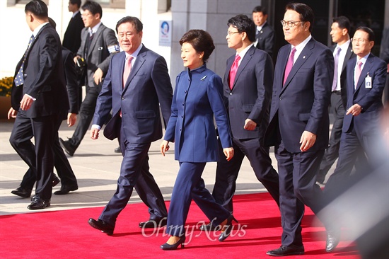 박근혜 대통령이 18일 서울 여의도 국회에서 처음으로 가진 시정연설을 마친 뒤 여당 의원들의 수행을 받으며 국회 본청을 나서고 있다.