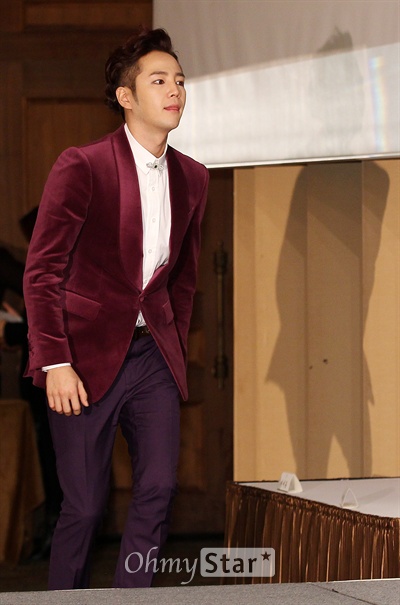  18일 오후 서울 논현동의 한 호텔에서 열린 KBS 수목드라마 <예쁜 남자> 제작발표회에서 독고마테 역의 배우 장근석이 포토타임을 위해 무대 위로 오르고 있다. 