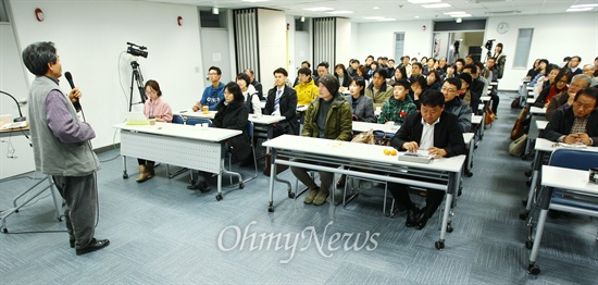 "어싱(earthing)이라는 말이 있다. 흙과 접촉하기만 해도 치유 효과가 나타난다는 이론입니다. 한번 해보세요. 하루 30분이라도 신발을 벗고 흙을 밟으며 걷는 것입니다.  흙집에 사는 것만으로 건강이 증진되고, 질병을 치유할 능력이 생깁니다. 제가 바로 그 산증인이지요."