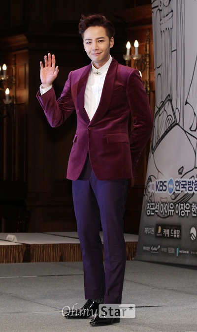   18일 오후 서울 논현동의 한 호텔에서 열린 KBS 수목드라마 <예쁜 남자> 제작발표회에서 독고마테 역의 배우 장근석이 손인사를 하고 있다.