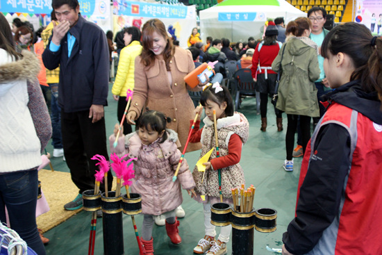 다문화가족 출신 아이들이 즐거운 전통놀이를 하고 있다