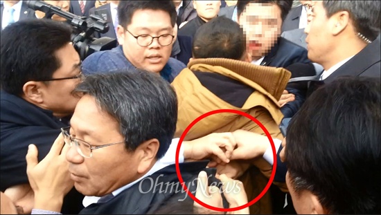 강기정 민주당 의원(사진 왼쪽 아래)이 18일 오전 10시 40분경 박근혜 대통령의 국회 시정연설 직후, 국회 본청 앞에서 청와대 경호실의 한 직원(사진 오른쪽 위, 노란색 점퍼 입은 사람 맞은편)으로부터 뒷덜미를 잡히는 등 폭행을 당했다. 청와대 경호실 직원도 민주당 관계자들에 의해 강기정 의원으로부터 분리되는 과정에서 입술을 다치는 부상을 입었다.   