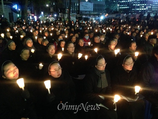 18일 열린 대한문 앞 쌍용차 해고노동자를 위한 매일 미사에는 수녀님들을 비롯해 평소보다 많은 300여명이 참석했다.