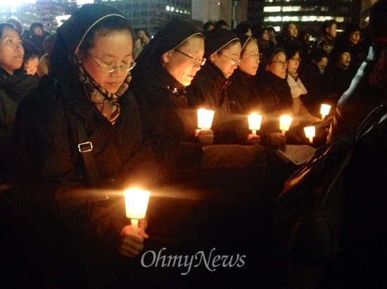 18일 열린 대한문 미사에서 촛불을 들고 있는 수녀님들의 모습.