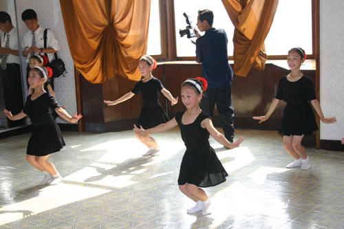 평양만경대 학생소년궁전에서 북한 어린이들이 특기교육을 받고 있다(2005. 7. 21.)