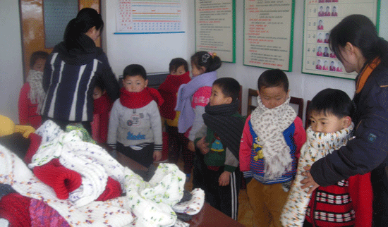 작년에 고양외고 학생들이 보낸 목도리를 착용하고 있는 북한의 어린이들 