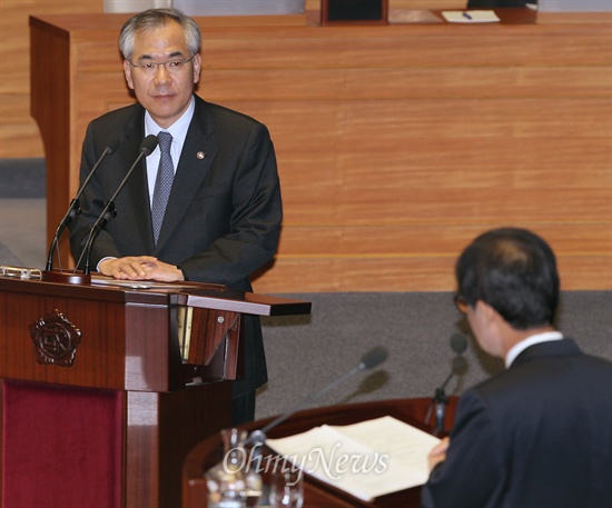  국민수 법무부 차관이 19일 국회 본회의 정치분야 대정부질문에 출석, 국가기관 대선개입 의혹에 대한 검찰 수사 과정에서의 외압 논란 등에 관한 원혜영 의원의 질의에 답변하고 있다.